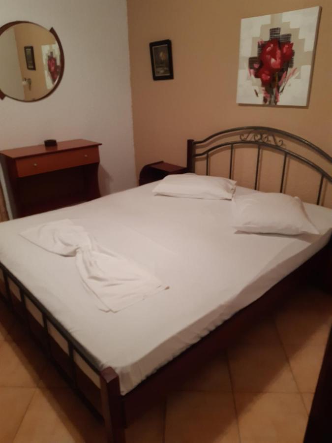 Dora sarti Hotel Bagian luar foto